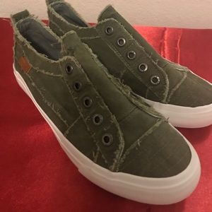 Women’s Blowfish Malibu Sneakers NEW Size 8.5